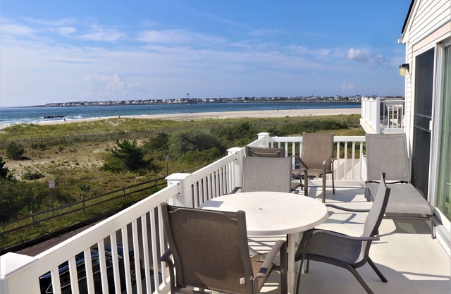 Frente a la playa con vistas a la entrada y al horizonte de Avalon. ¡Limpio, cómodo y conveniente!