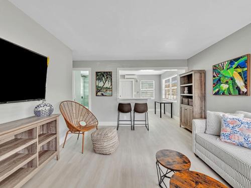 Beachside 1BR Apt - Walk to Hollywood Dania Beach