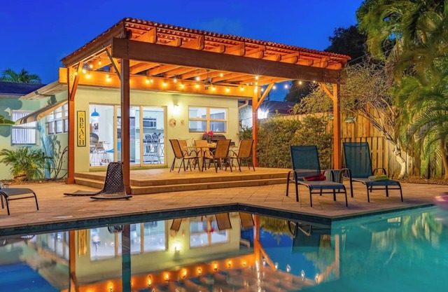 Villa de lujo con piscina privada en Dania Beach, FL.