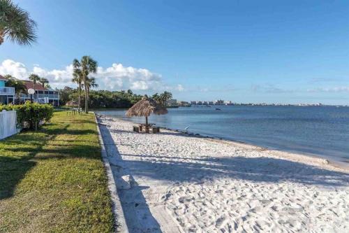 Beachside Condo Walk To Sand, Pool & Hot Tub