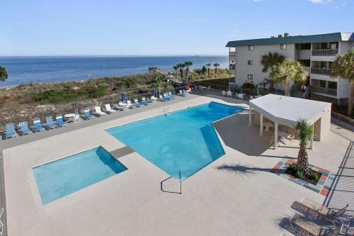 BEACHSIDE CONDO-WATER AND POOL VIEW Top Floor