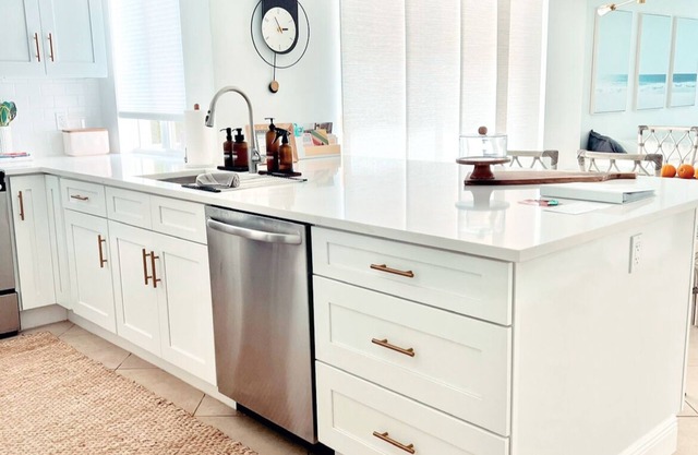 Beachside Modern Wellness Condo @ Jupiter Bay Resort, 2 bed / 3 bath