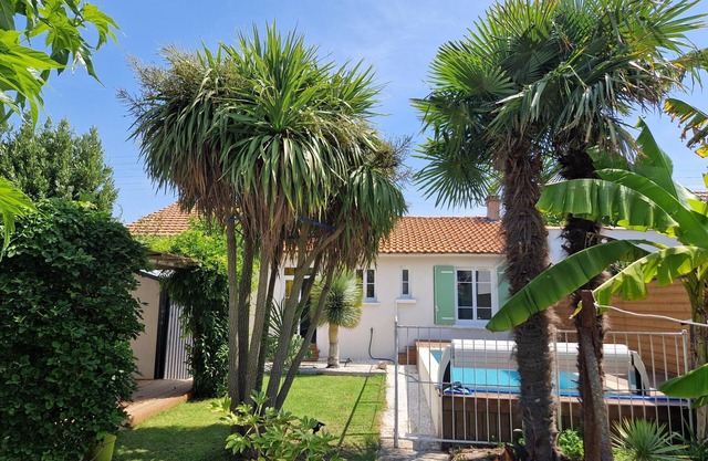 Casa renovada con piscina, jardín y terraza, cerca de la playa y del mercado. Ideal para 4 personas.