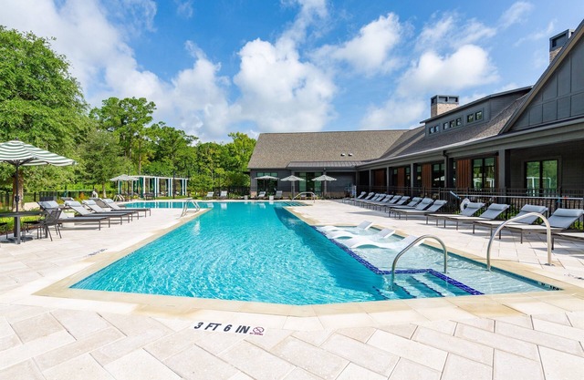 Beachy Getaway: 3BR/3BA Posh Units w./ Pool & Gym