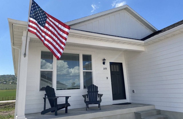 Bear Lake home! Sleeps 19 in comfort, 24 if needed; near lake, bike path, & GC.