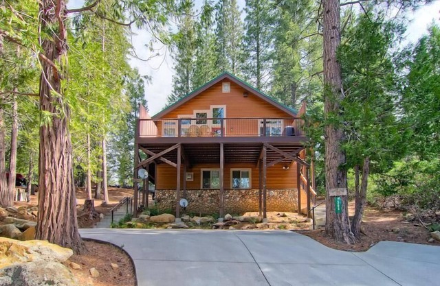 Bears Den & Little Bear es una casa dúplex que cuenta con 5 habitaciones y 3 baños