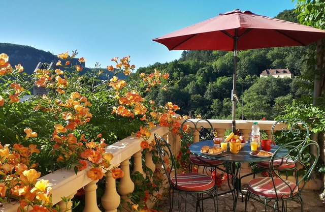 Hermoso apartamento soleado, debajo del castillo y con vistas al valle