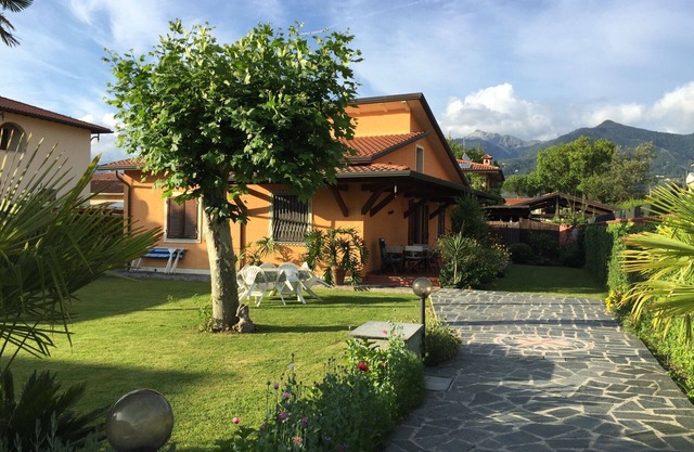 Villa independiente, 300 metros cuadrados de jardín, WiFi gratis, dos dormitorios y dos baños.
