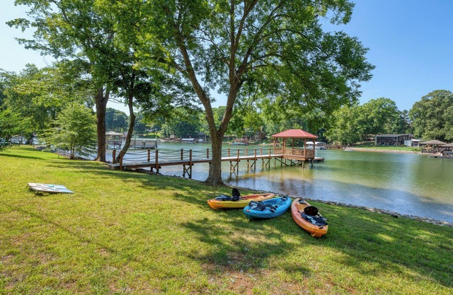Beautiful & Updated Lakefront Getaway on a Peaceful Deep-Water Cove!