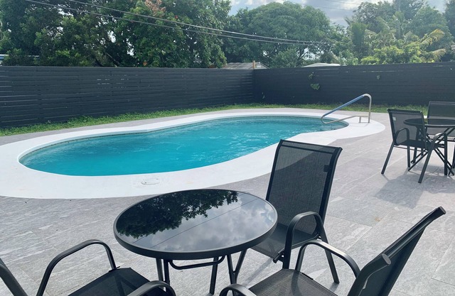 Beautiful 2 Bed 2 Bath with pool in Sunrise, FL