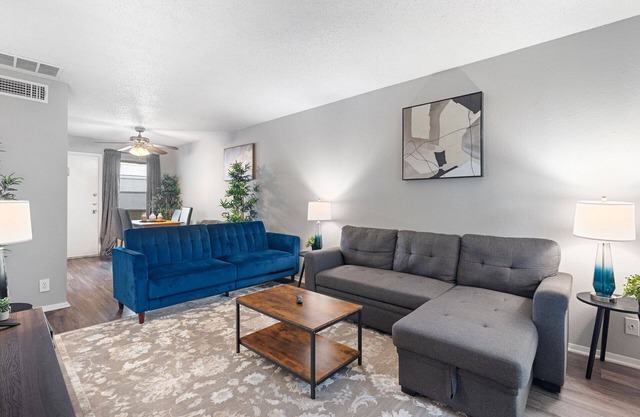 Beautiful 2BR/1BA in Hydepark 3878
