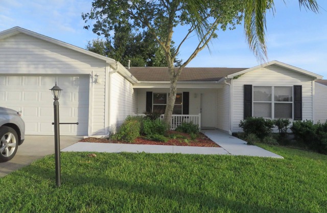 Hermosa casa de diseño 3/2, que admite mascotas, WiFi gratis, carrito de golf, jacuzzi