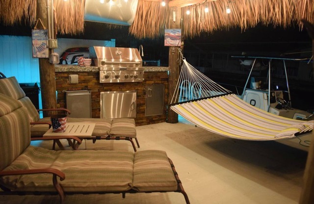 HERMOSO 3/2 en el canal. Jacuzzi, playa privada con acceso al mar. Listo para R & R!