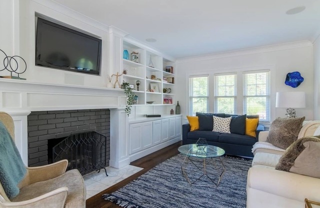 Beautiful Plaza Home 19