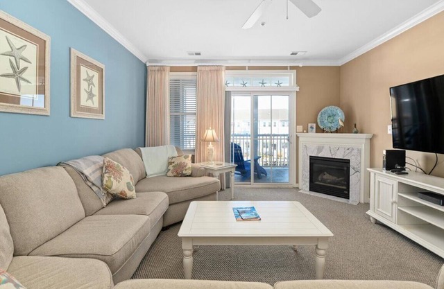 Beautiful 3 BR 2 BA Unit in Amenity Filled Sunset Island