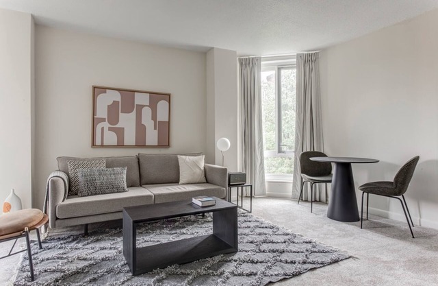 Beautiful 3BR 2BA Condo in back bay heart