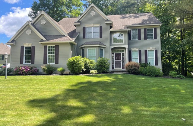 Beautiful 4 bdrm home-Great location-minutes to track,downtown, golf-lake access