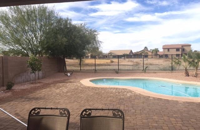 Hermosa casa de 4 habitaciones con piscina privada climatizada ubicada en Johnson Ranch