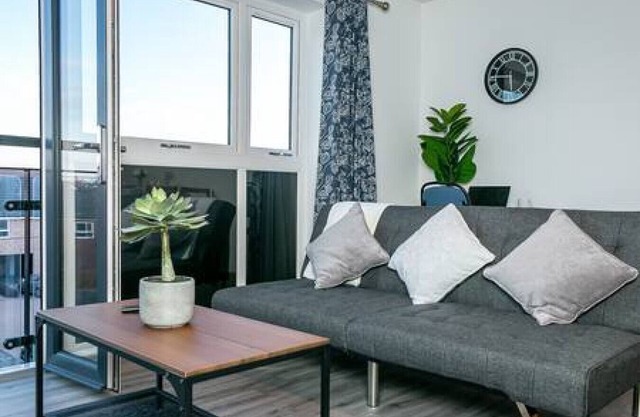 Luxury 4 Bed Apartment In Milton Keynes With Free Parking & WiFi
