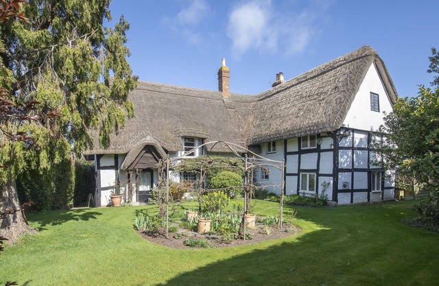 Beautiful 4 Bedroom Cotswold Thatched Cottage