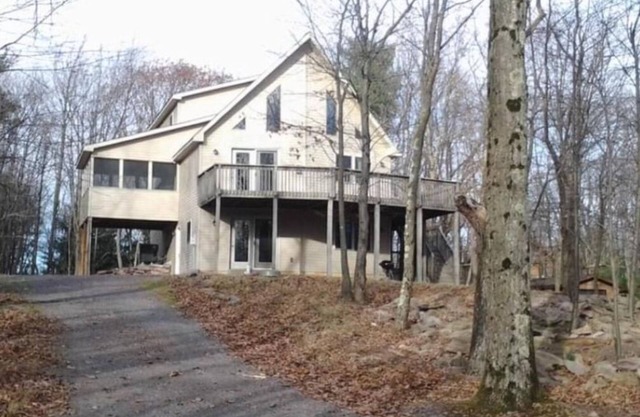 Beautiful 5 bedroom home with a great view. 3 blocks to lake with private beach