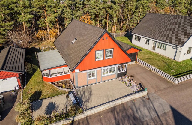 Beautiful 5 bedroom house close to the bay Gunnarsö .Pets allowed