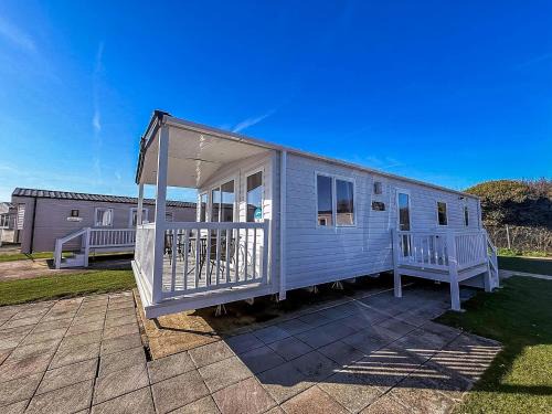 Beautiful 8 Berth Caravan With Decking At Hopton Holiday Village Ref 80016W