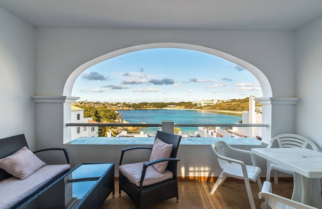 Hermoso apartamento con Wi-Fi, piscina, terraza y vista al mar