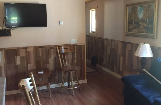 Hermoso y confortable. ¡A una cuadra del Old Bar de Dutch! Duerme 12.