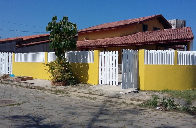Hermosa y amplia casa en la esquina de la playa de cuál aplicación 11 98430 0518