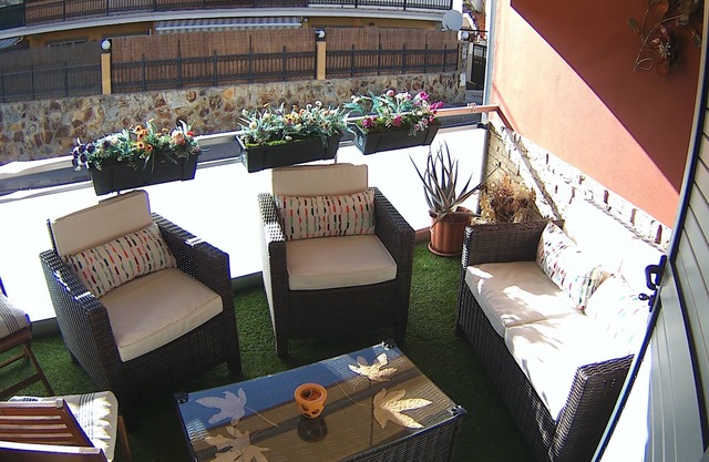 Hermoso y amplio apartamento en alquiler con terraza y garaje privado.
