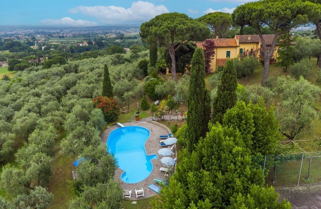 Bonito apartamento en villa con piscina privada, WIFI, TV, patio, mascotas permitida y aparcamiento