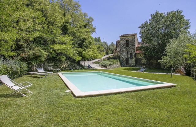 Hermoso apartamento en villa con piscina, WIFI, TV, patio, mascotas permitida y aparcamiento