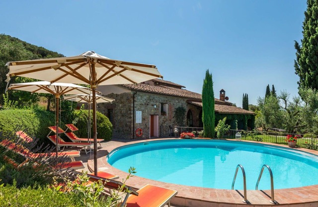 Beautiful apartment in villa with WIFI, pool, patio, pets allowed, panoramic view and parking