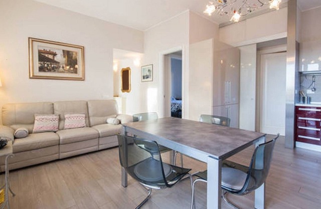 Acogedor apartamento de tres habitaciones en el cuarto piso, vista al mar con tres balcones.