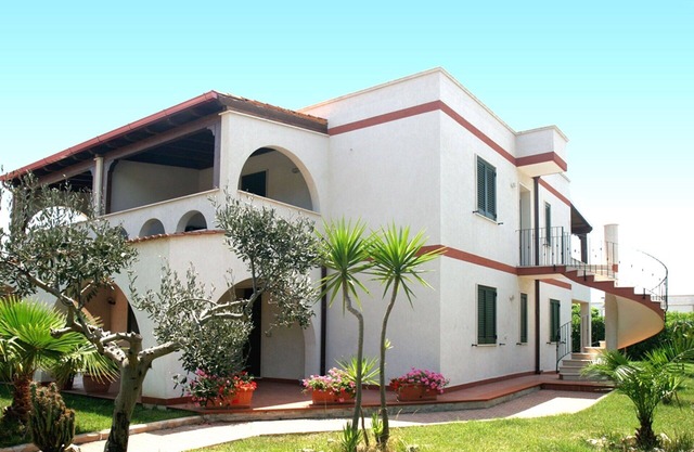 Acogedor apartamento con A/C, WIFI, TV, patio, vista panorámica, aparcamiento, cerca de Ostuni