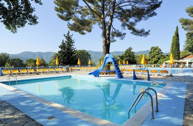 Hermoso apartamento en villa con piscina, WIFI, A/C, TV, patio, mascotas permitida y aparcamiento