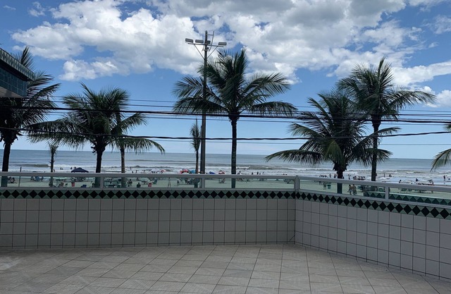 Precioso apartamento con balcón con vistas al mar.