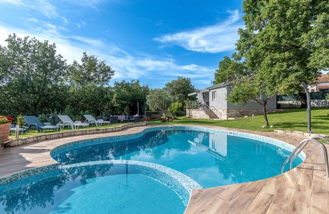 Bonito apartamento con WIFI, jacuzzi, piscina, TV, terraza, mascotas permitida y aparcamiento