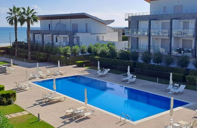 Precioso apartamento con WIFI, piscina, A/C, TV, terraza, mascotas permitida y aparcamiento