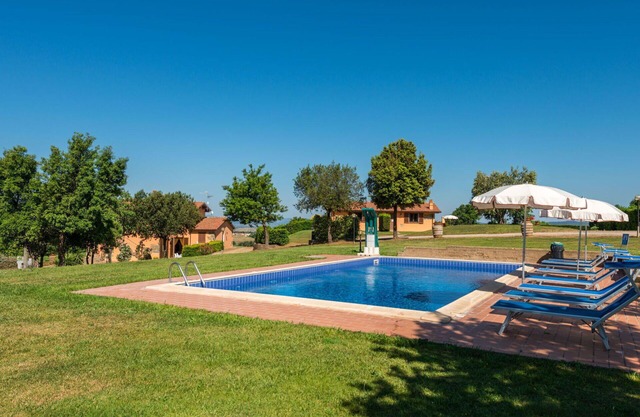 Acogedor apartamento en villa con A/C, WIFI, piscina, TV, terraza, mascotas permitida y aparcamiento