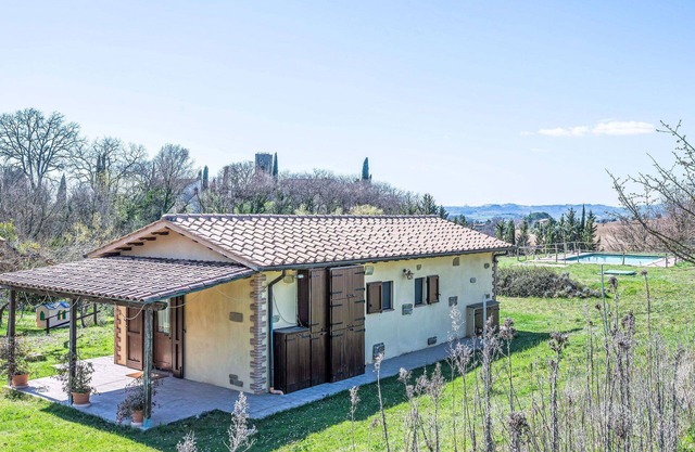 Bonito apartamento en villa para 4 personas con WIFI, piscina, A/C, TV, patio y mascotas permitida