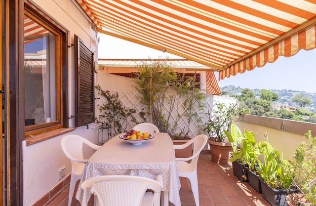 Hermoso apartamento con WIFI, piscina, A/C, terraza, mascotas permitida y aparcamiento