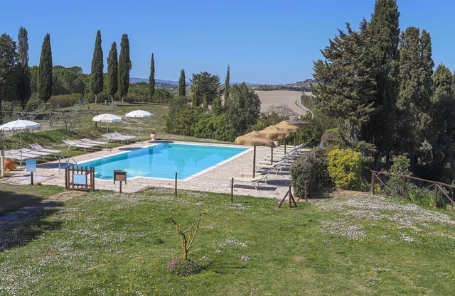 Acogedor apartamento en villa con piscina, WIFI, TV, terraza, mascotas permitida y aparcamiento