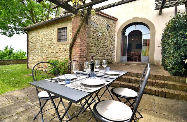 ¡Apartamento clásico en una granja toscana con piscina en el campo florentino!