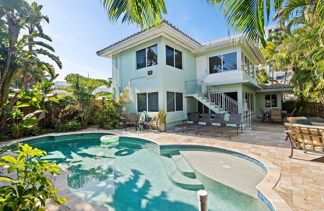 Hermosa casa de playa con piscina, exuberantes jardines tropicales a pasos del océano