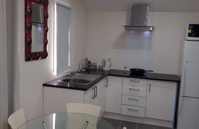Beautiful And Bright Studio Apartment Near Botany Downs