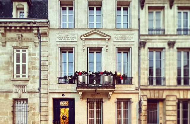 Beautiful building 250m2 + courtyard in the heart of Bordeaux