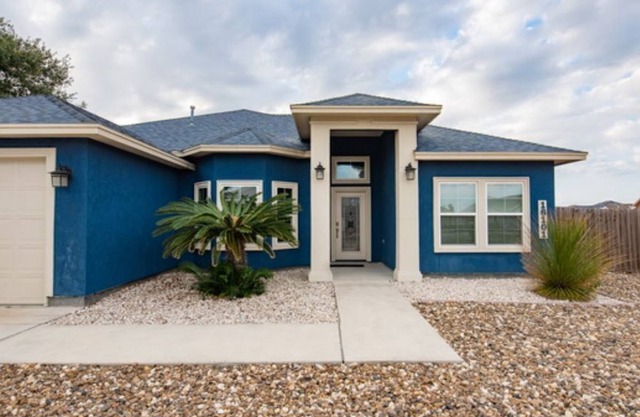 Beautiful, clean, newer fully furnished home only .6 miles from the beach