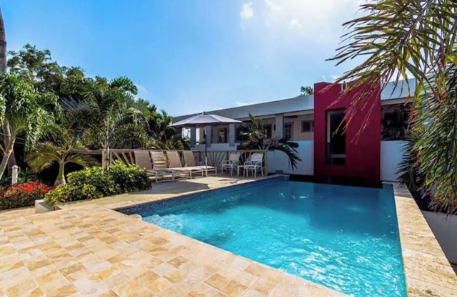 Beautiful & Comfy ~ Mins to Palm & Eagle Beaches!